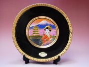 【日本のおみやげ】◆ニュー彫金飾り絵皿・8吋【富士桜塔舞妓】飾りスタンド付