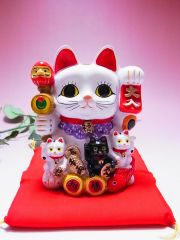 【日本のおみやげ】◆招福猫【招福招き猫】座布団付/貯金箱