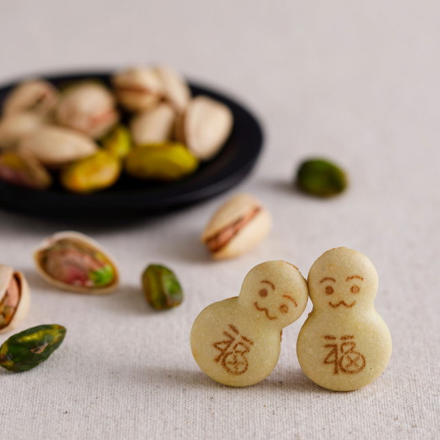 ピスタチオ香る、縁起もの。福だるま（ピスタチオ）金袋【月待庵「福だるま店」】