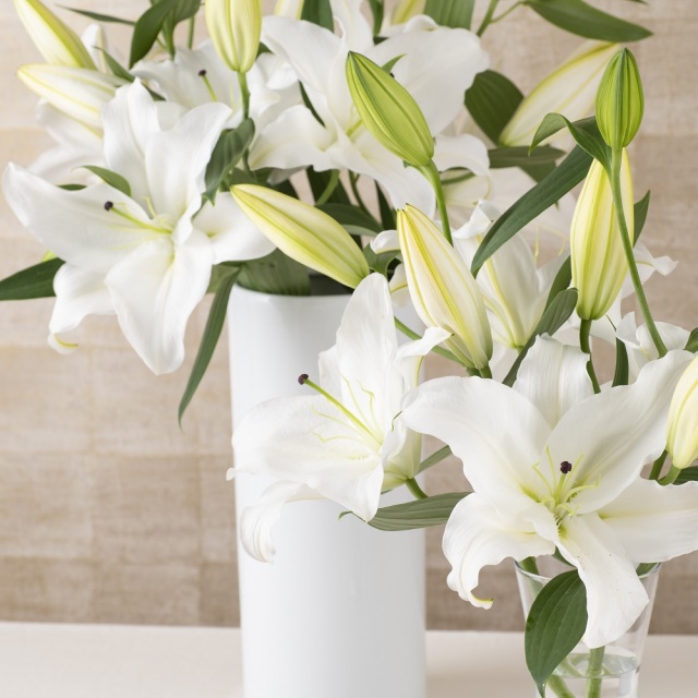 特別な日には豪華で気品ある花束を。エレガントリリーブーケ