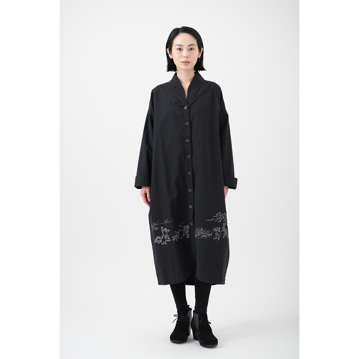 KY29-680CB／薄手ロングコート[播州織]／蛙と兎の相撲(黒)