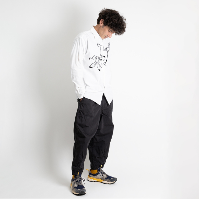 KY19-680AW／メンズシャツ[オーガニックコットン]／転がる兎(白)