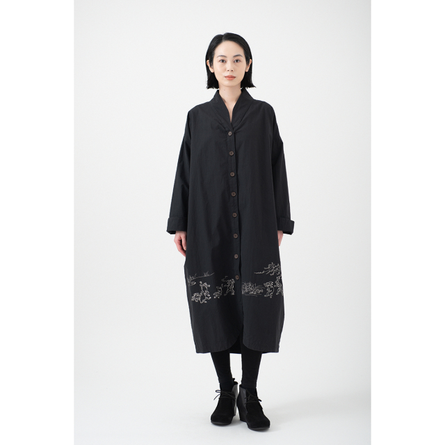 KY29-680CB／薄手ロングコート[播州織]／蛙と兎の相撲(黒)