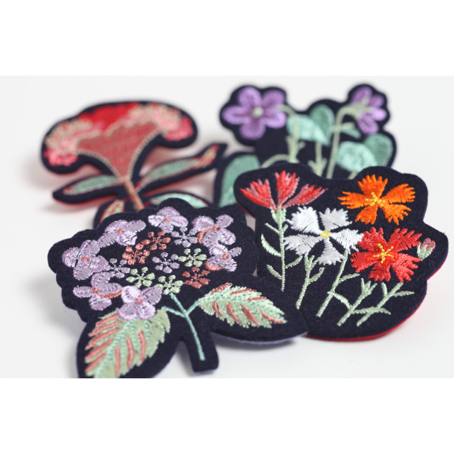 weekends手と花のデザインブローチ お花の刺繍ブローチ1個から （春のお花の刺繍ブローチ 戦う 1