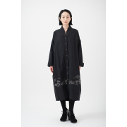 KY29-680CB／薄手ロングコート[播州織]／蛙と兎の相撲(黒)