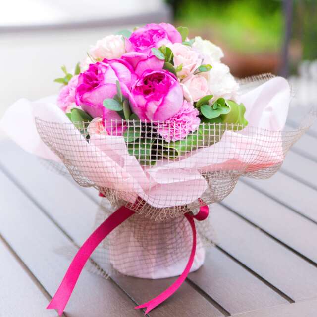 バラの香りに包まれる花瓶がいらない そのまま飾れる花束 スタンディングブーケ 誕生日 送料無料 結婚記念日 歓送迎 退職祝い 花束 愛妻の日