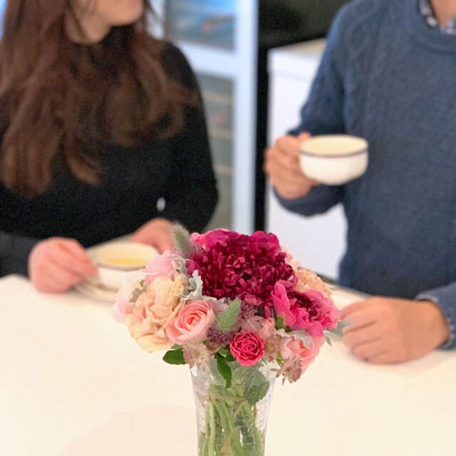 フラワーバレンタインのためにフローリストが作った レットル ダムール というラナンキュラス シャルロット ローズの入ったブーケ