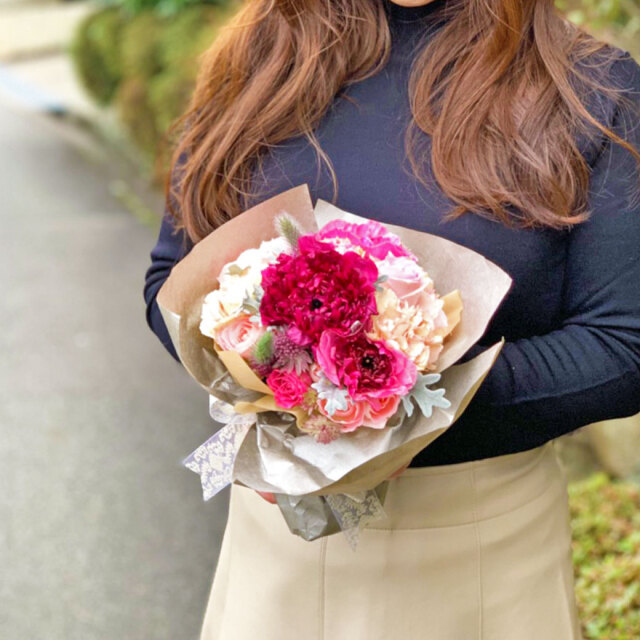 フラワーバレンタインのためにフローリストが作った レットル ダムール というラナンキュラス シャルロット ローズの入ったブーケ