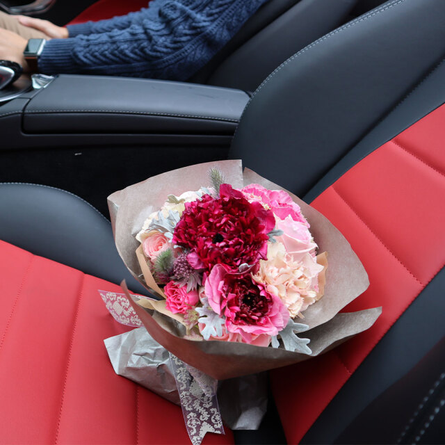 フラワーバレンタインのためにフローリストが作った レットル ダムール というラナンキュラス シャルロット ローズの入ったブーケ