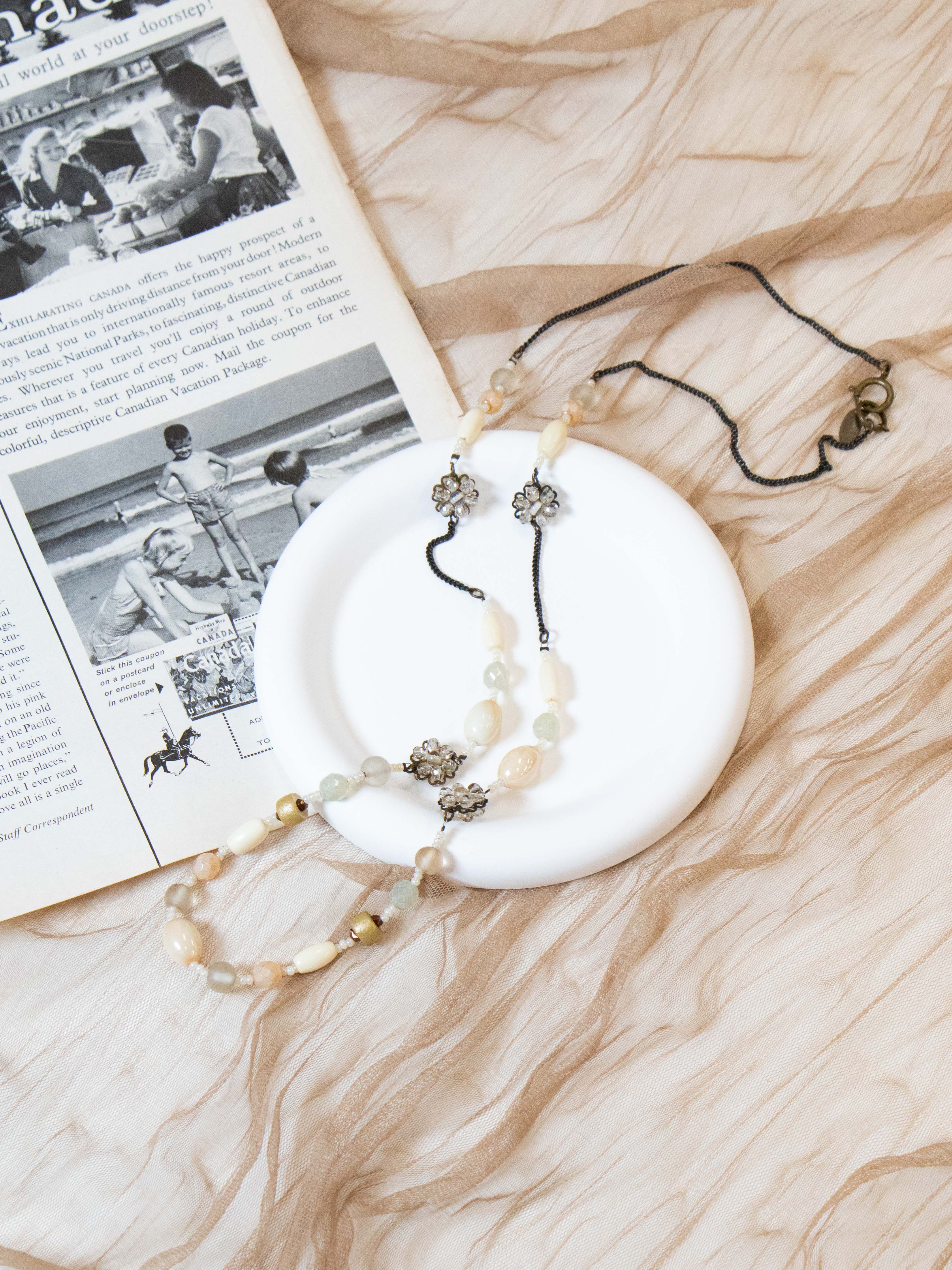 ヴィンテージ風ランダムビーズフラワーネックレス