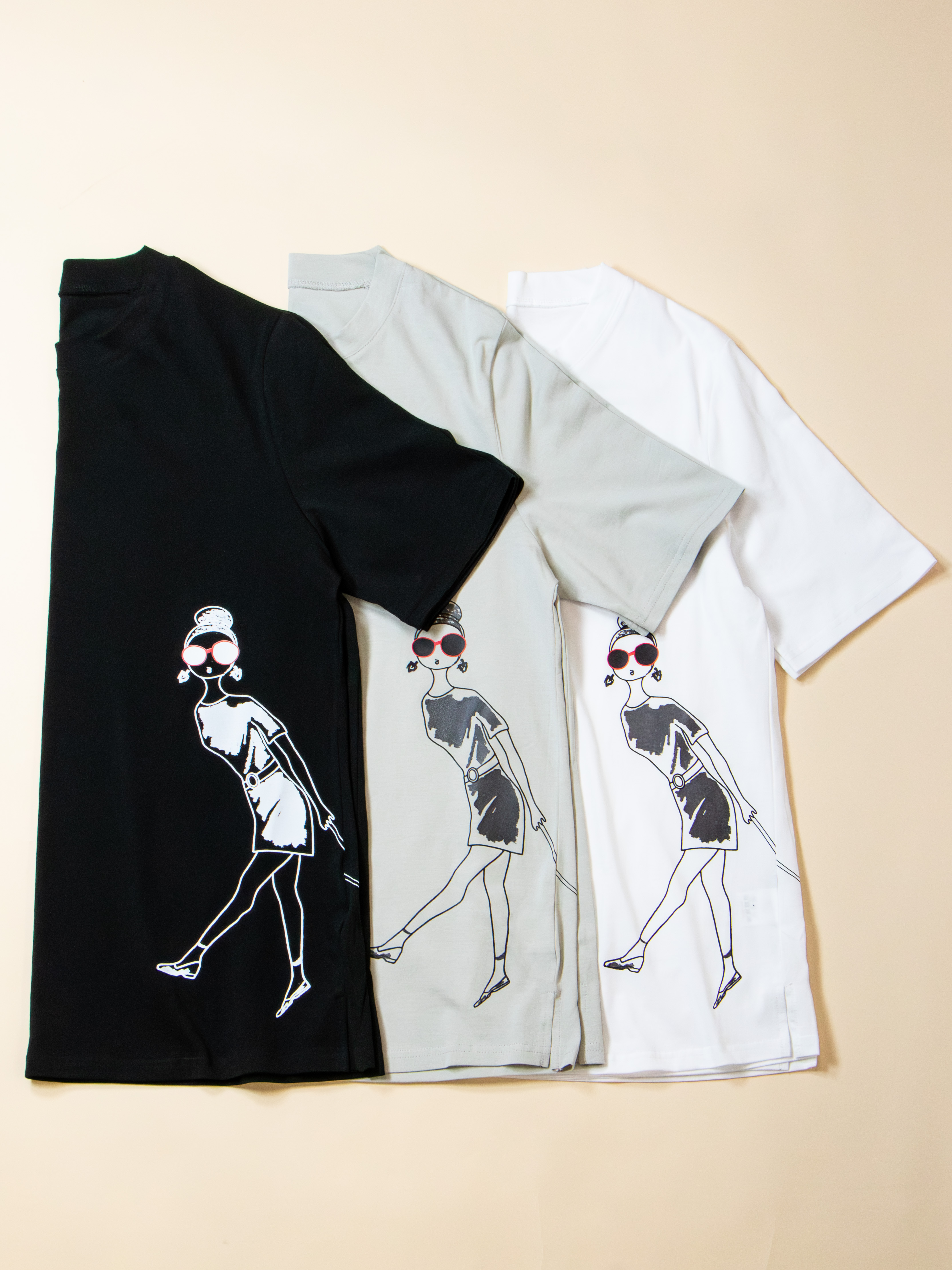 サングラスレディお散歩Tシャツ