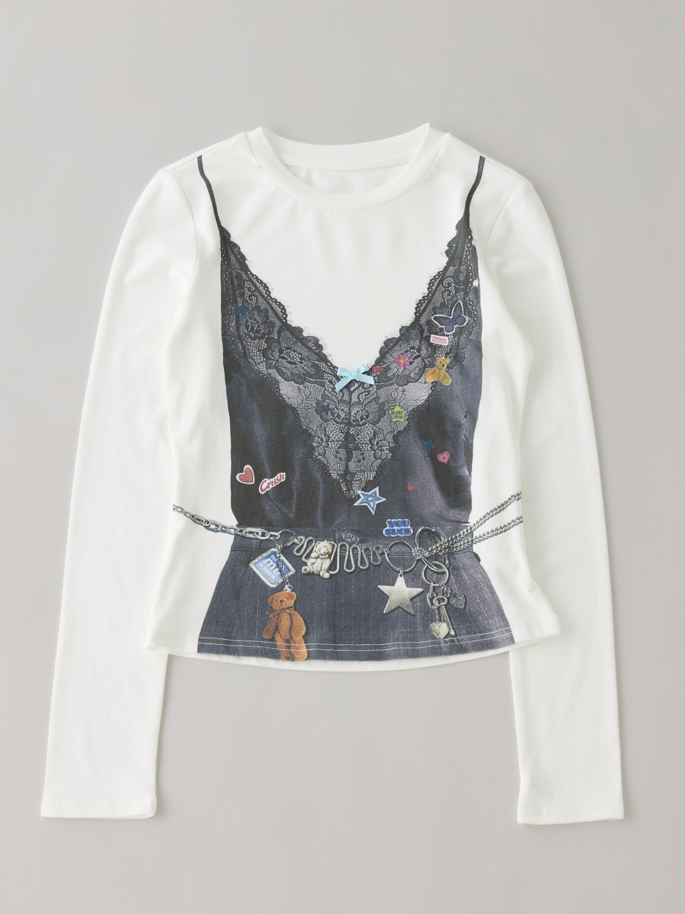 前面にレースキャミソールがプリントされた小さめサイズの白い長袖Tシャツの前