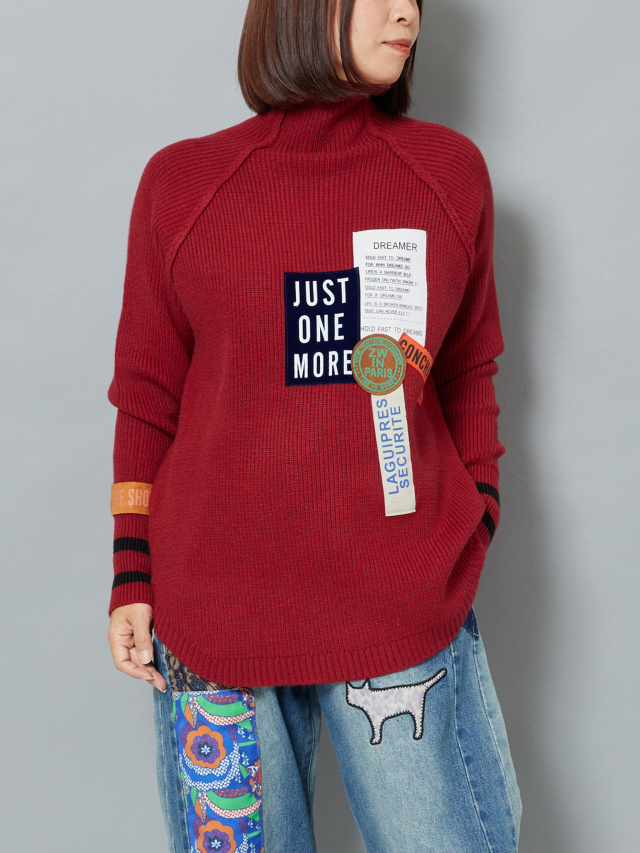 マルチステッカー付ハイネックラグランニット