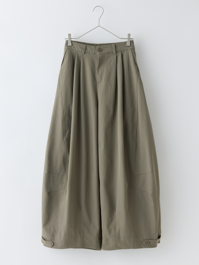 ハンガーに掛かったカーキ色のワイドパンツ