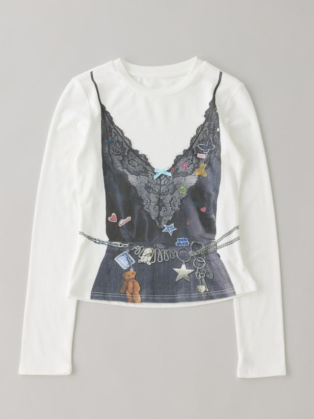 前面にレースキャミソールがプリントされた小さめサイズの白い長袖Tシャツの前