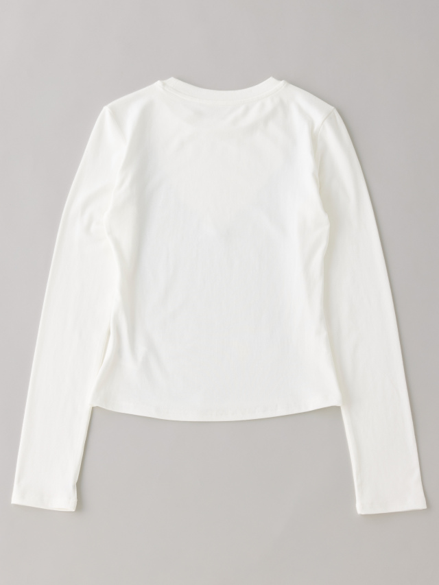白い長袖Tシャツの背中