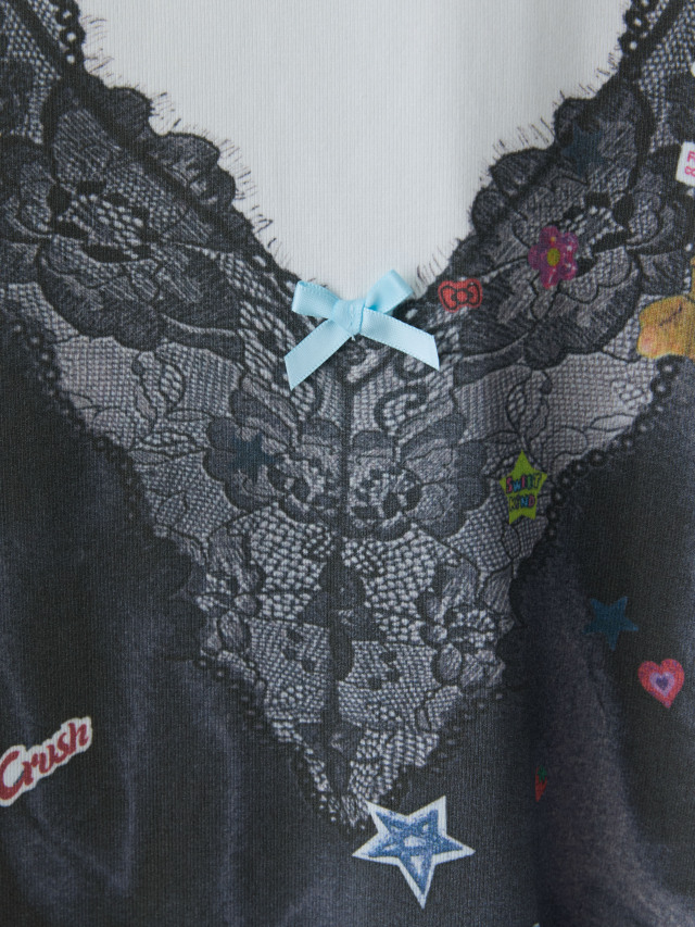 プリントTシャツについた小さな青いリボン