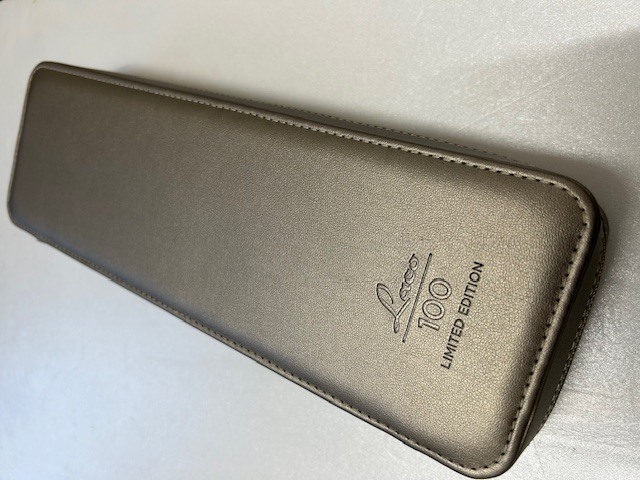 特別使用の金色ケース