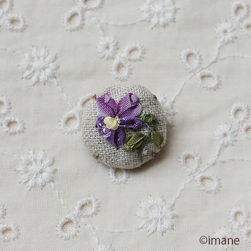 スミレ　りぼん刺繍ブローチ　[数量限定]