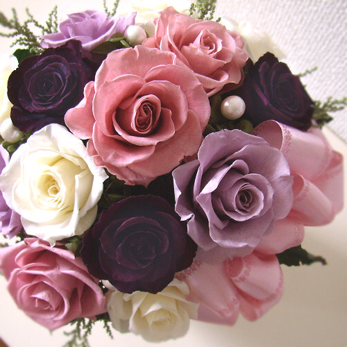 結婚祝いや古希・喜寿祝いにおすすめ。気品ある大輪ローズの