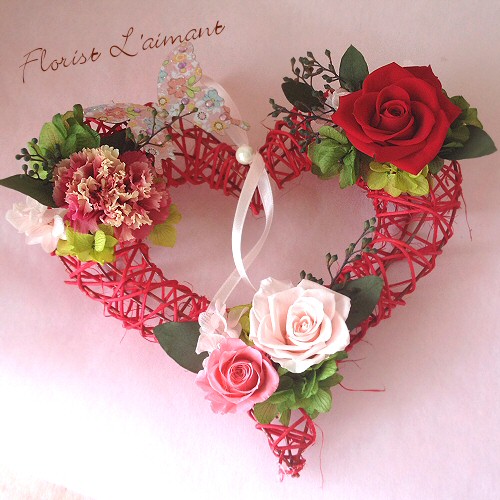 愛らしい壁掛け型のハートフォルムアレンジ｜ハートフルリース（レッド）