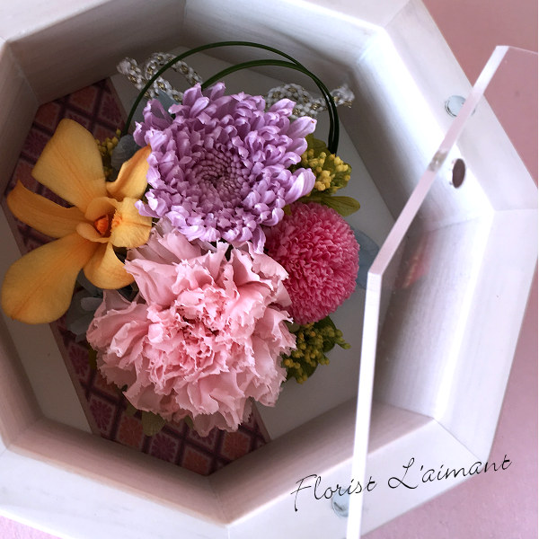 縁起が良いといわれる八角形の花器に優しい色合いのプリザをあしらった