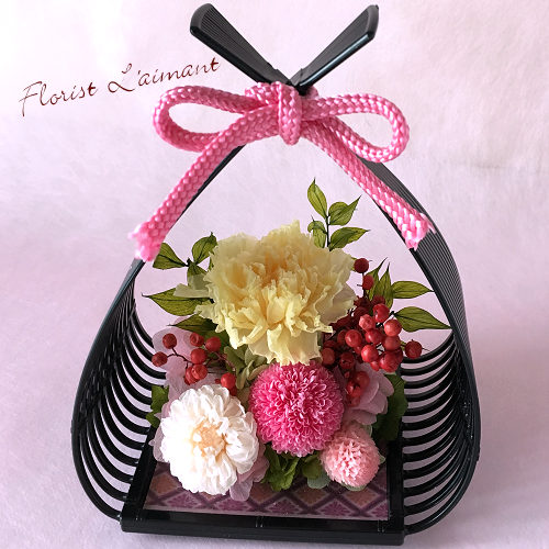 艶やかな色合いの愛らしい和風アレンジ｜花籠Sサイズ（ピンク）