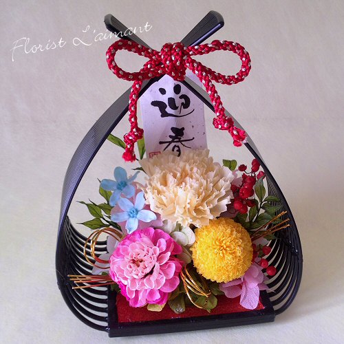 艶やかな色合いのプリザーブドフラワーを用いたお正月アレンジ｜花籠S