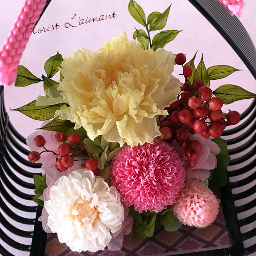 艶やかな色合いの愛らしい和風アレンジ｜花籠Sサイズ（ピンク）