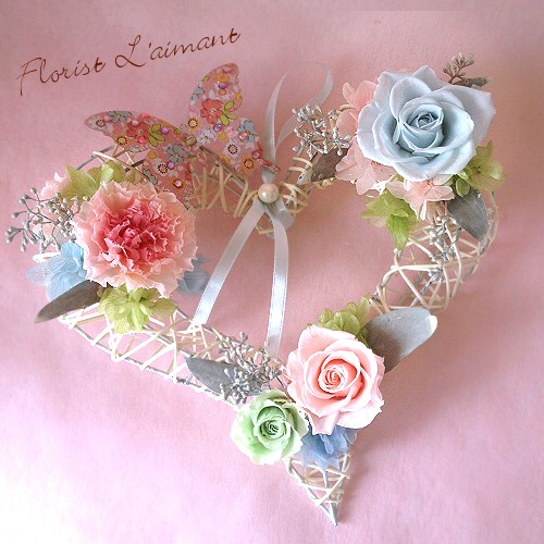 愛らしい壁掛け型のハートフォルムアレンジ｜ハートフルリース