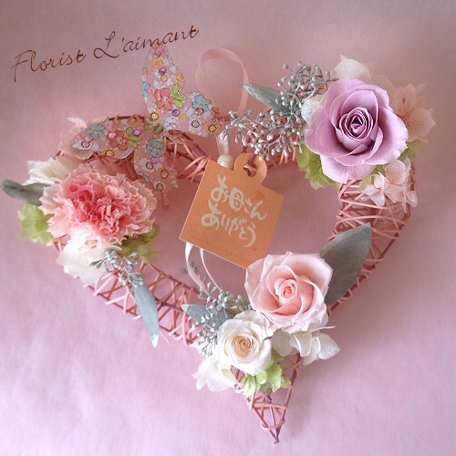 愛らしい壁掛け型のハートフォルムアレンジ｜ハートフルリース（ピンク）