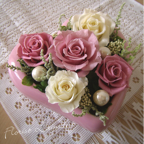 誕生日プレゼントや結婚祝いに、赤バラのハート型プリザーブドフラワー