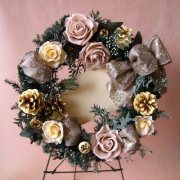 深紅のバラが咲き誇る大人のクリスマスリース｜ローゼロッサ（レッド）