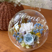 母の日のプレゼントにおすすめ　シャボン玉みたいな丸いガラスドームのアレンジメント｜シャボン（ブルー）