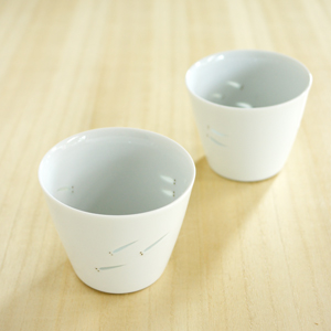 【和食器通販ショップ藍土な休日】波佐見焼　光春窯　ホタル彫めだかカップ