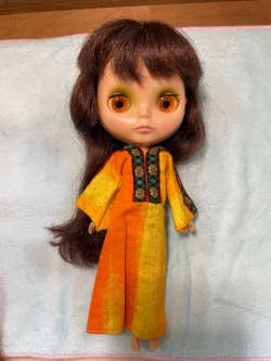 IB1374 Kenner Blythe ブライス ブラウンヘア / ゴールデンガッデスドレス