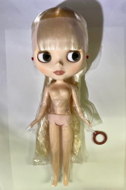 TOP SHOP限定ネオブライス『ユーアールフォーミー』 UR4 Me ヌードドール ピアスなし