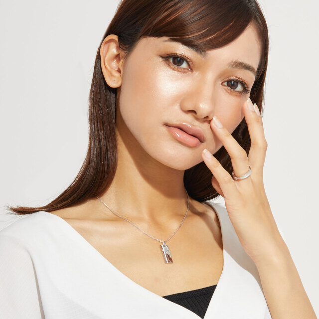 ブランド ララクリスティー ジュエリーを着用する女性