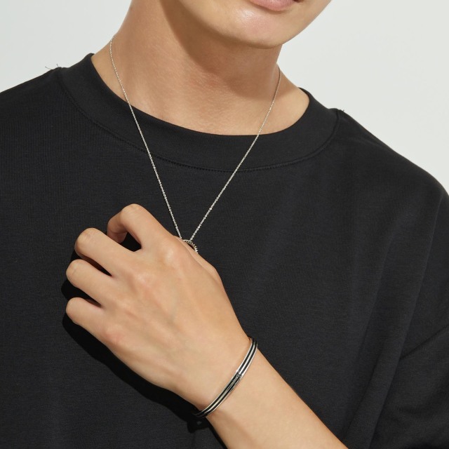 ブランド ララクリスティー ジュエリーを着用する男性