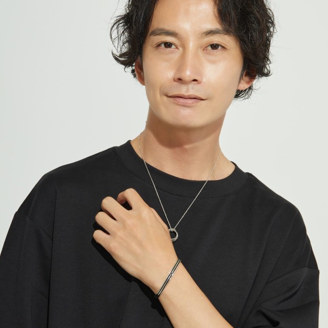 ブランド ララクリスティー ジュエリーを着用する男性