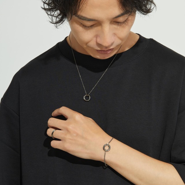 ブランド ララクリスティー ジュエリーを着用する男性