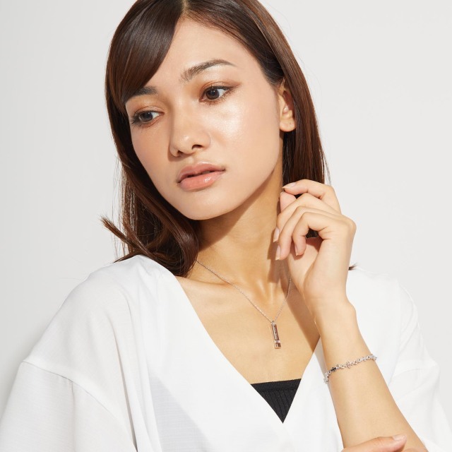 ブランド ララクリスティー ジュエリーを着用する女性