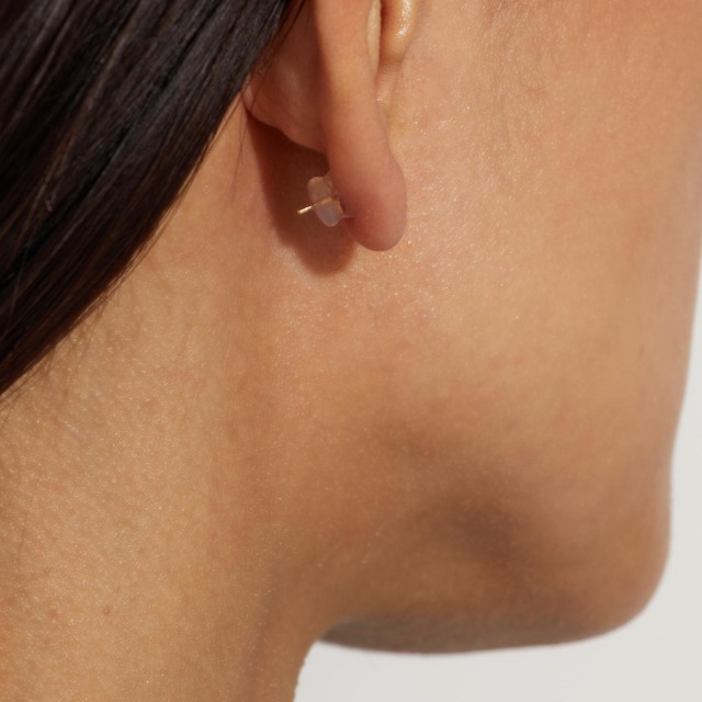 ブランド ララクリスティー ジュエリーを着用する女性