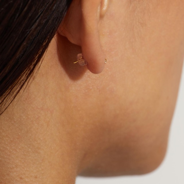 ブランド ララクリスティー ジュエリーを着用する女性