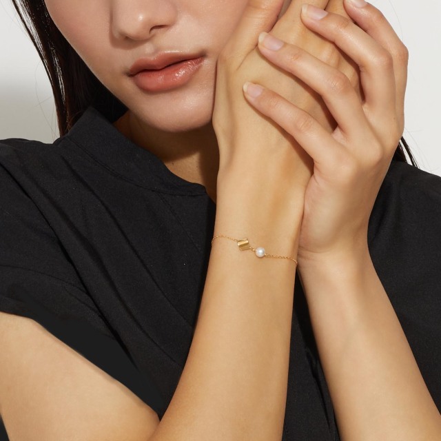 ブランド ララクリスティー ジュエリーを着用する女性