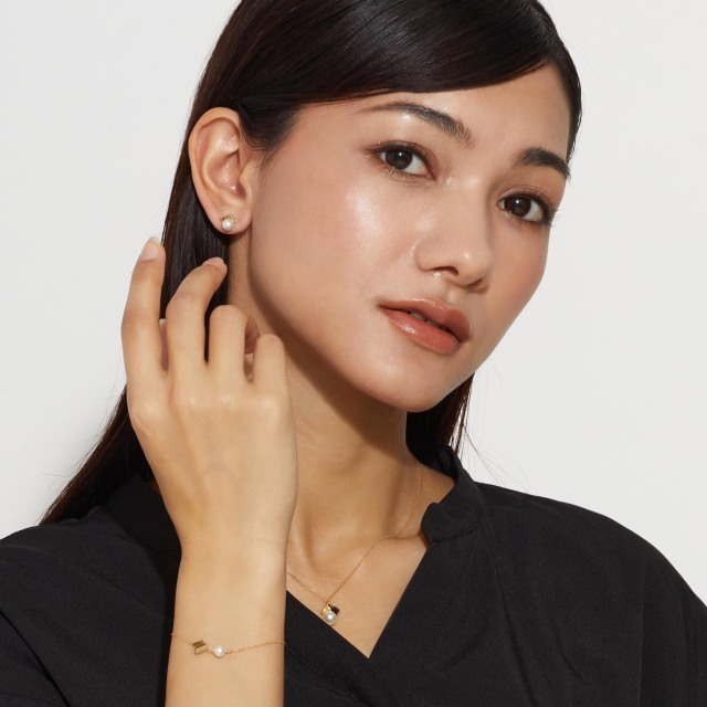 ブランド ララクリスティー ジュエリーを着用する女性