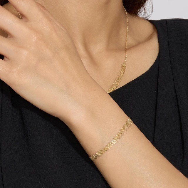 ブランド ララクリスティー ジュエリーを着用する女性