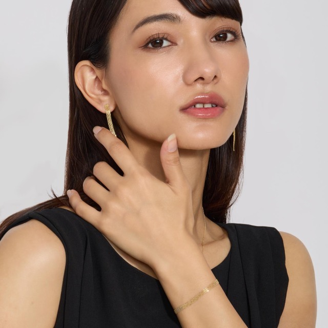 ブランド ララクリスティー ジュエリーを着用する女性