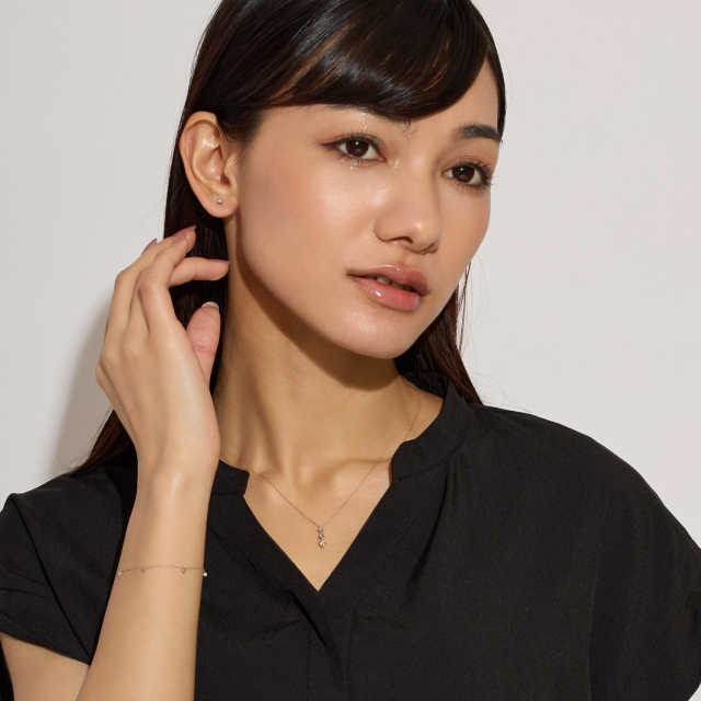 ブランド ララクリスティー ジュエリーを着用する女性