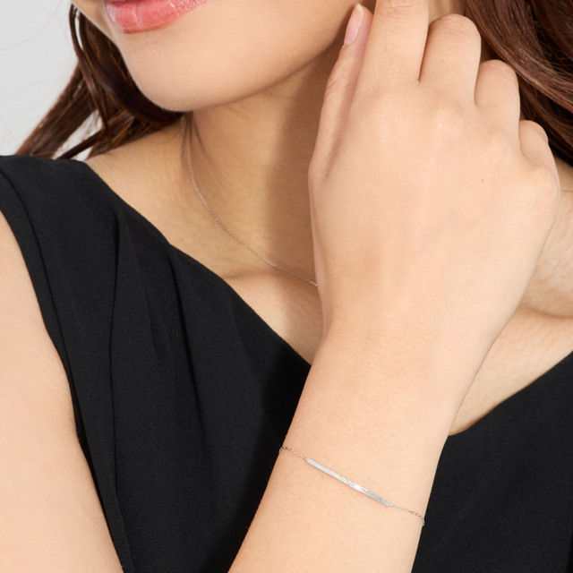 ブランド ララクリスティー ジュエリーを着用する女性